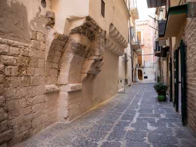 La parte sinistra del ballatoio poggia invece su un cos� intricato raggruppamento di diversi elementi architettonici da renderlo unico in tutta la citt� vecchia